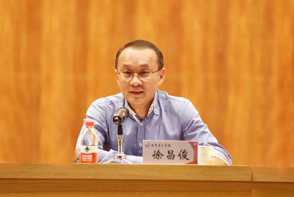 最后,院长徐昌俊讲话,对同学们提出殷切希望.