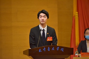 工会常务副主席王希茂,市学联主席团成员,院学生会主席张昊向大会致词