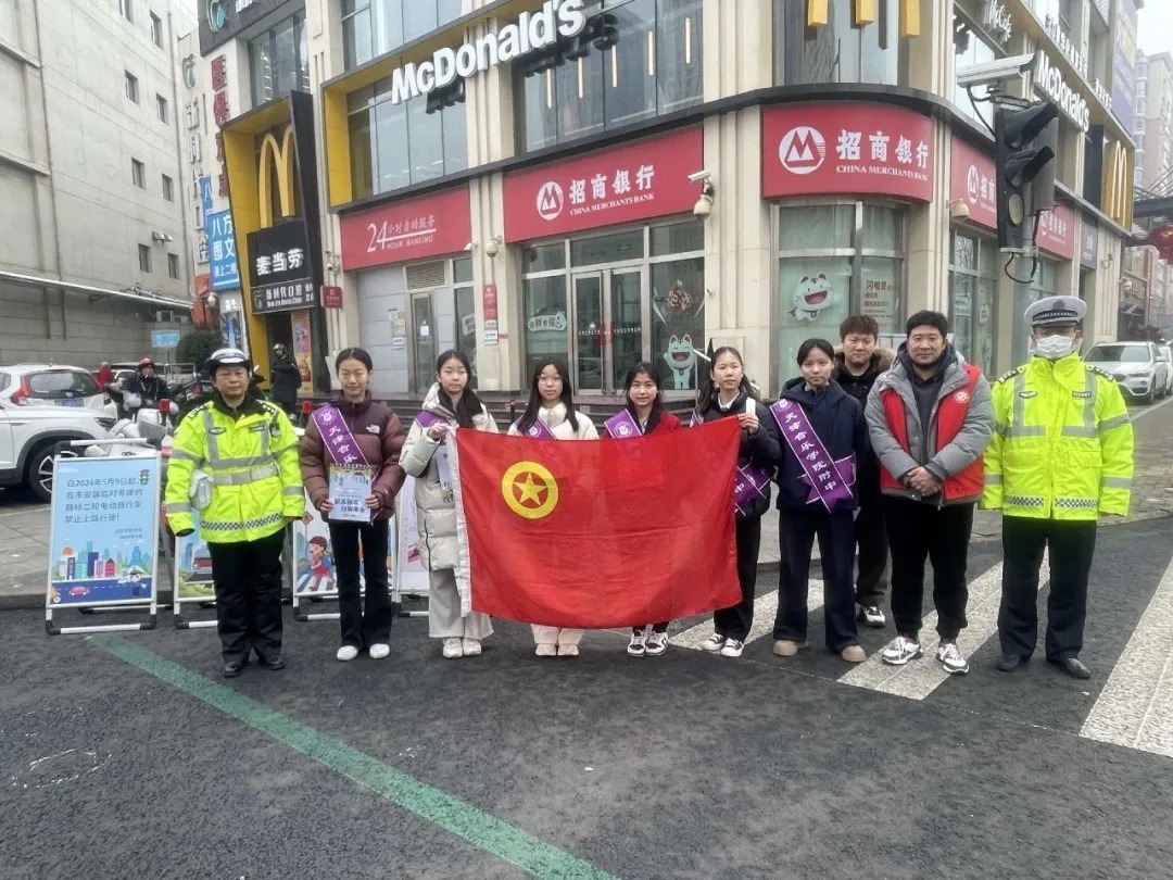 学雷锋 做志愿 共同奋进“十五五”丨附中志愿服务队开展“3·5”学雷锋志愿服务