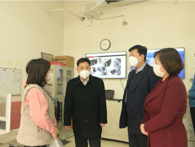 校领导看望慰问春节坚守岗位教职员工