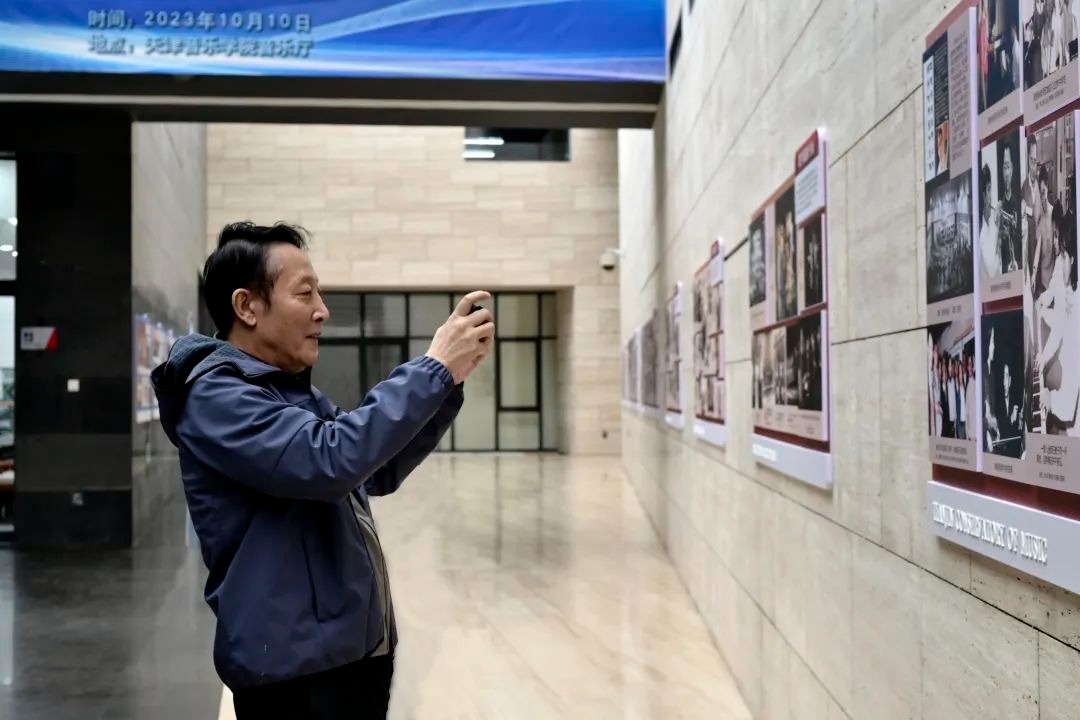 知名校友伍嘉冀回母校举办名师名家讲坛暨作品赏析会