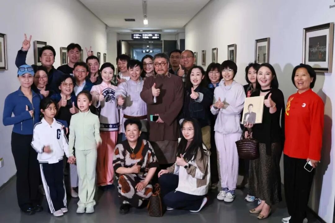 头一回！我们把20位观众“请”进了《小二黑结婚》的后台