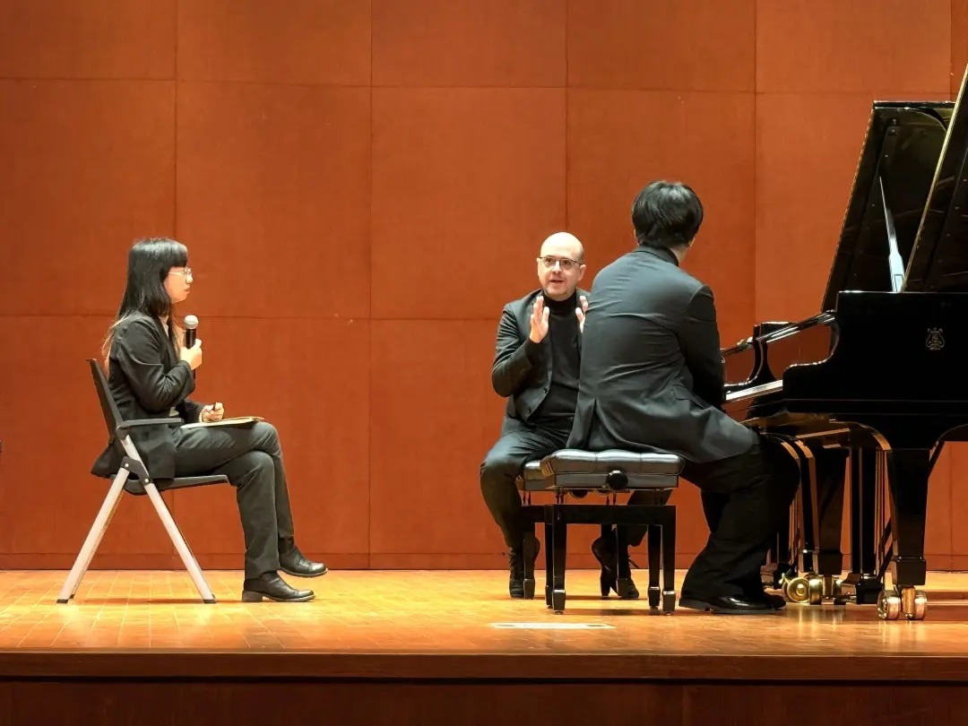 罗伯托·普莱诺教授钢琴大师班在我校举办