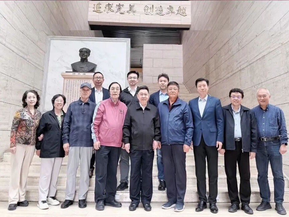 岁岁重阳情暖桑榆 薪火相传共谱新篇——学校召开2026年重阳节座谈会
