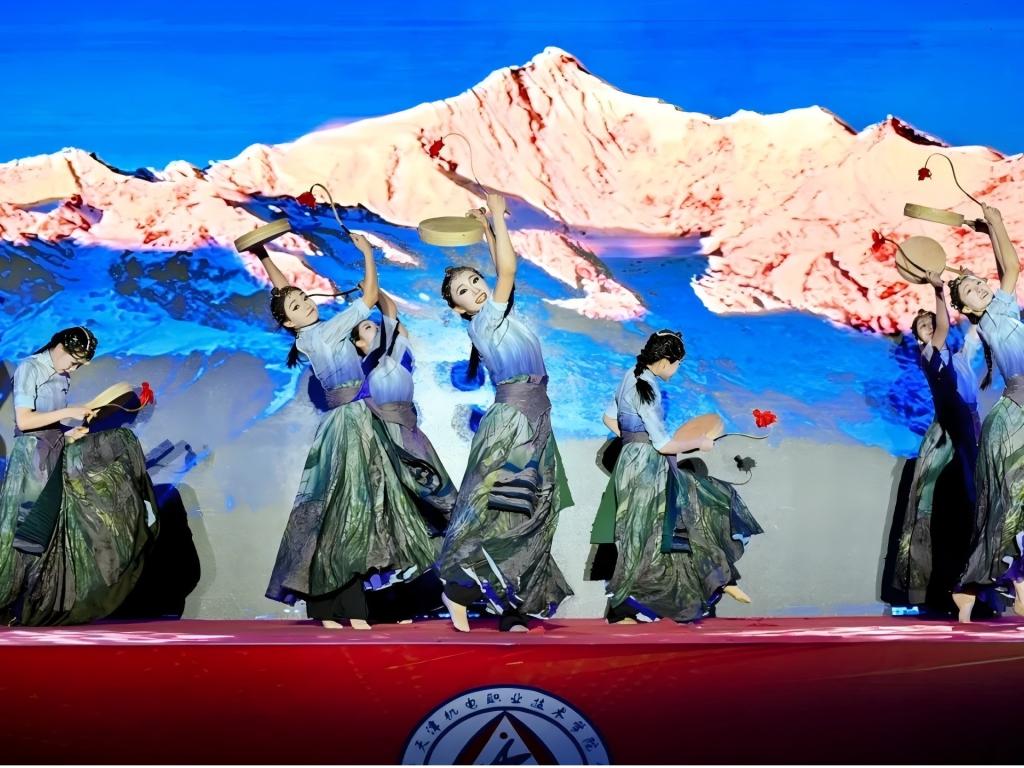 我校学生应邀参加兄弟院校校园文化艺术节开幕式演出