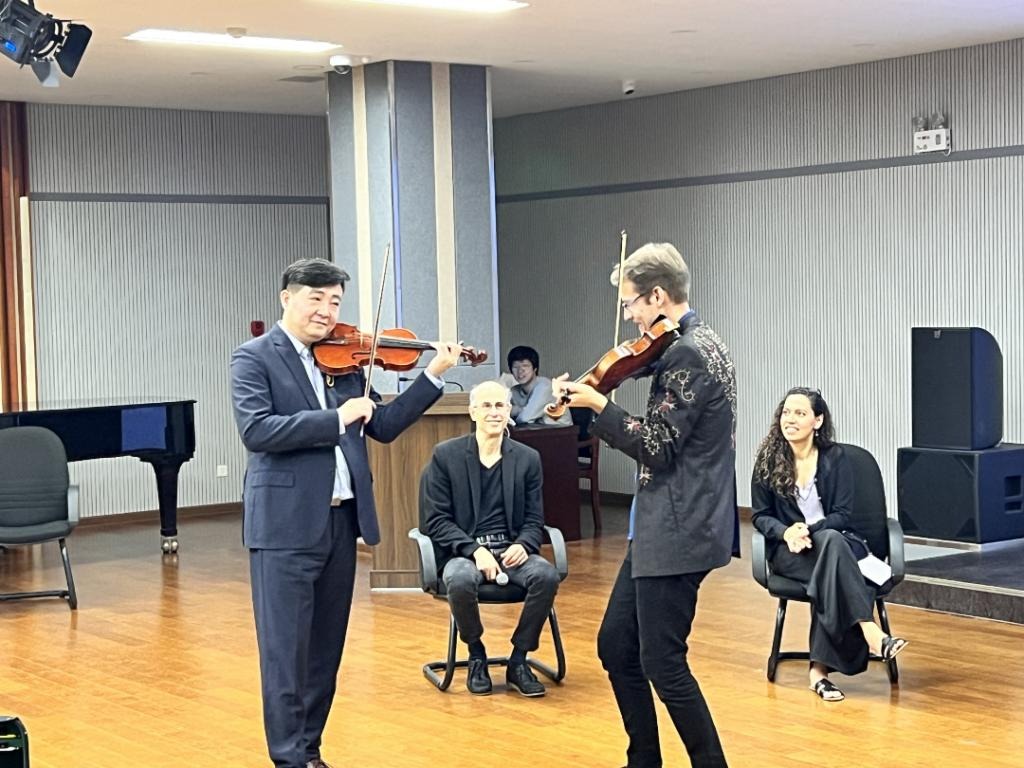 我校与美国俄克拉荷马州“马掌路”乐团共同举办“中美小提琴家的对话”交流活动