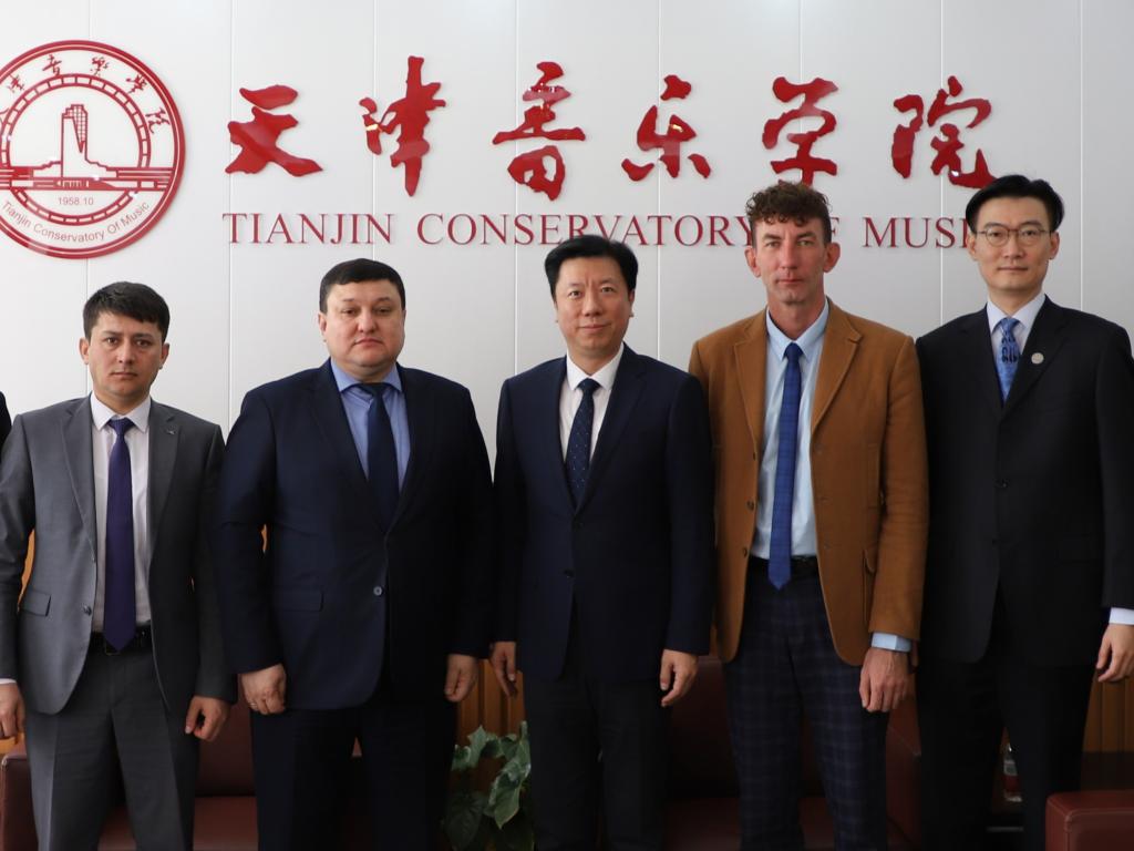 乌兹别克斯坦艺术与文化大学校长一行来访我校
