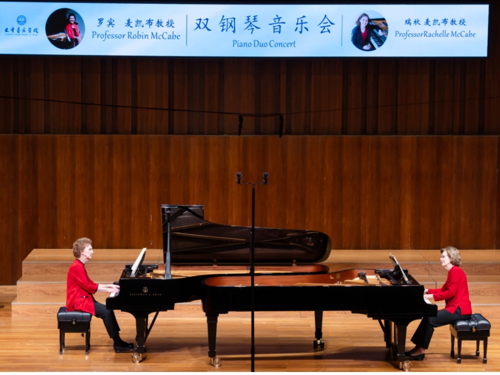 美国钢琴家罗宾·麦凯布与瑞秋·麦凯布教授双钢琴音乐会暨大师班在我校举办