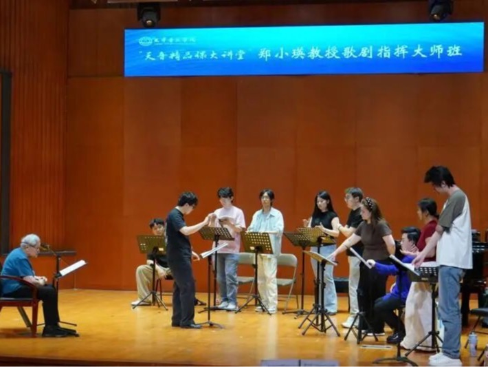 首执歌剧，实战“费加罗”——郑小瑛教授歌剧指挥大师班实录