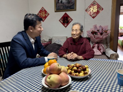 国庆节前夕校领导看望慰问离休老干部、老党员