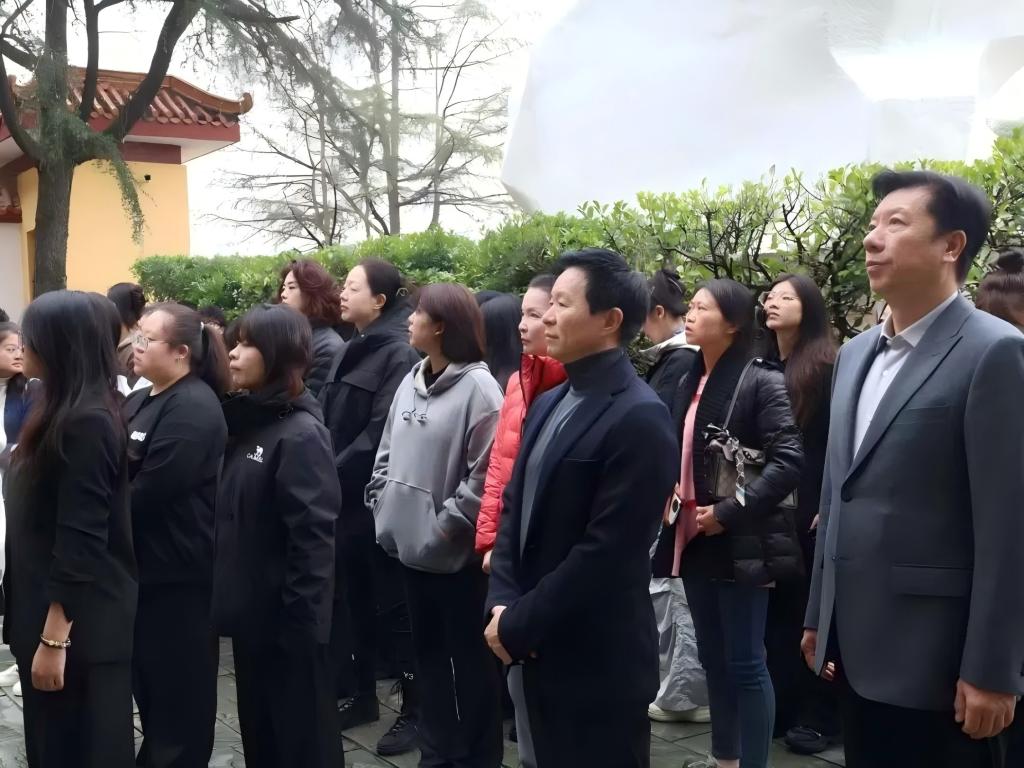 雨中祭英烈，歌声慰忠魂——天音师生携民族歌剧《同心结》走进黄继光故乡