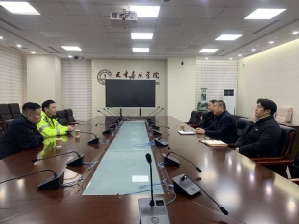 警校联动护学畅行 便民服务温暖校园