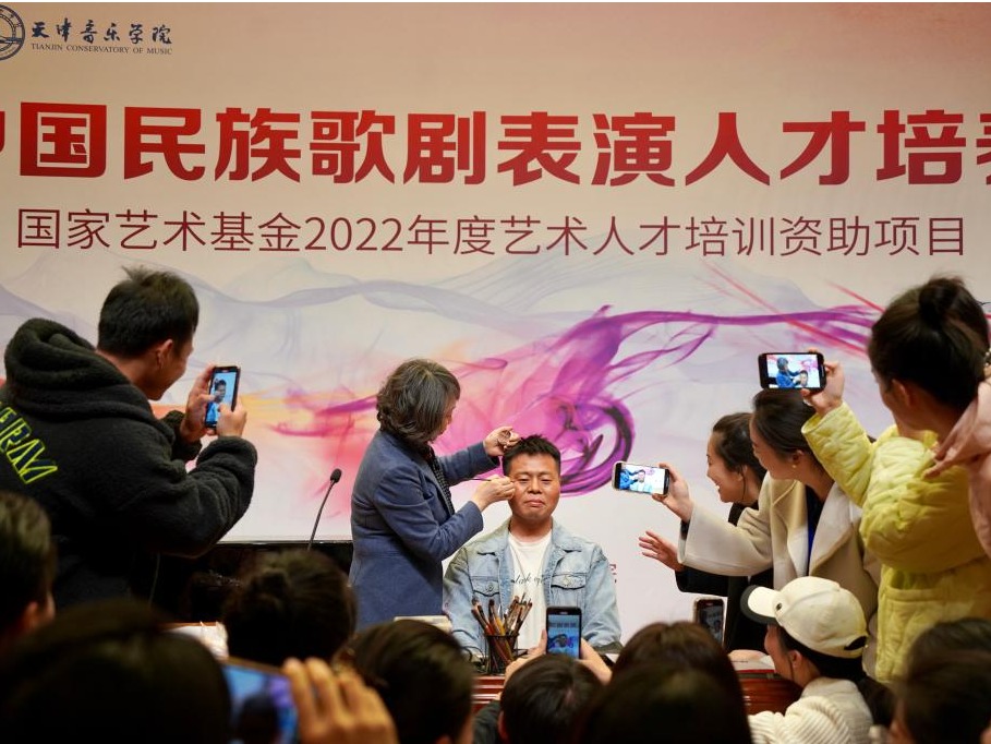 中国歌剧舞剧院一级化装造型设计师方绪玲在我校举办《浅谈歌剧化装造型艺术》专家课