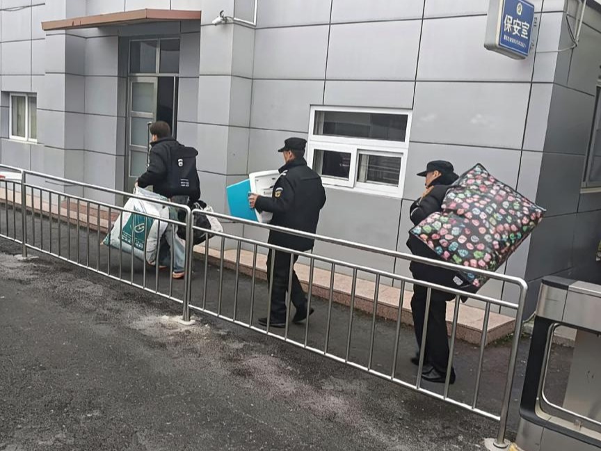 暖心护航新学期 我校保安队员助力学生平安返校