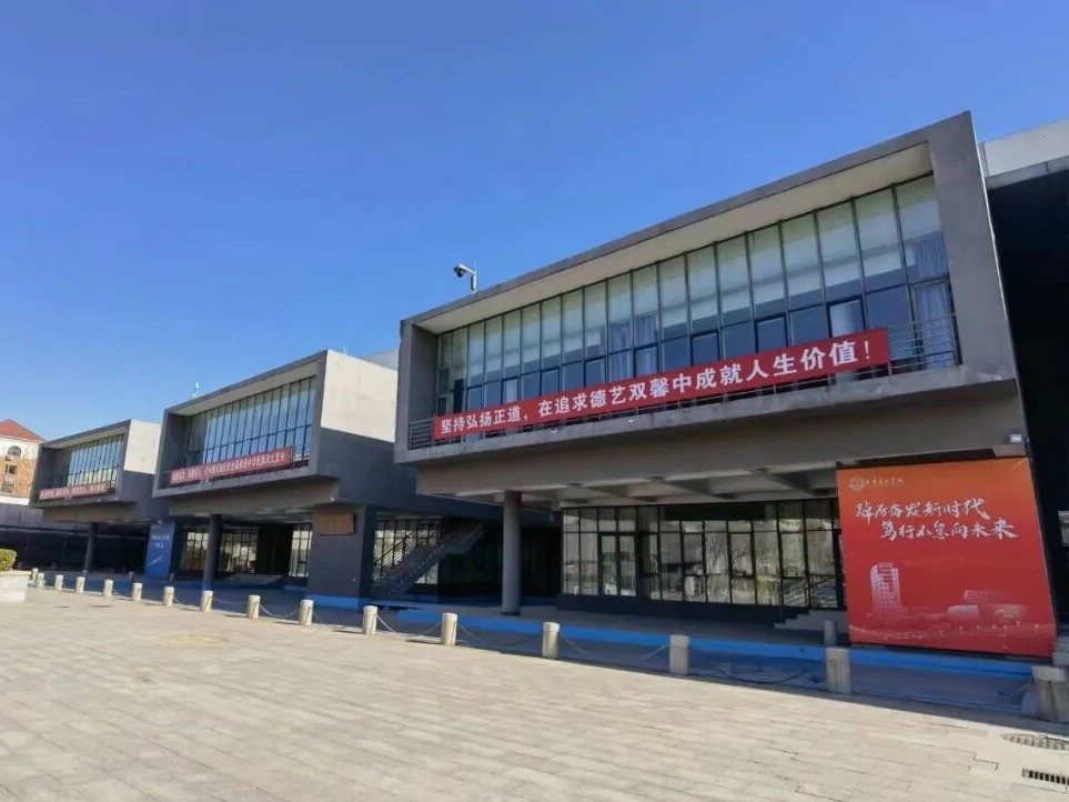 校党委理论学习中心组召开《习近平谈治国理政》第五卷专题学习会