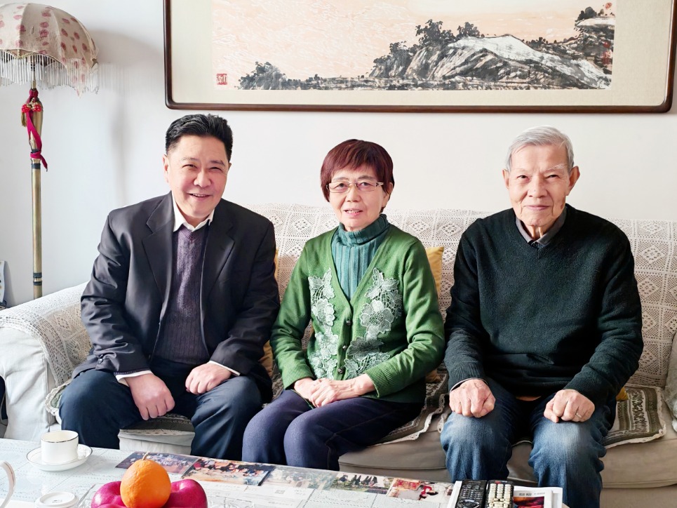 骏马迎春送温暖 真情慰问暖桑榆——校领导走访慰问离退休老同志