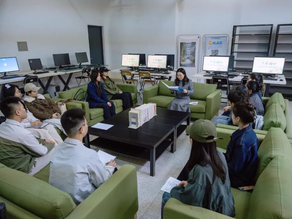 以书香润心铸信念 以领学分享践初心丨我校举办第一期“书香润心・辅导员领读分享沙龙”