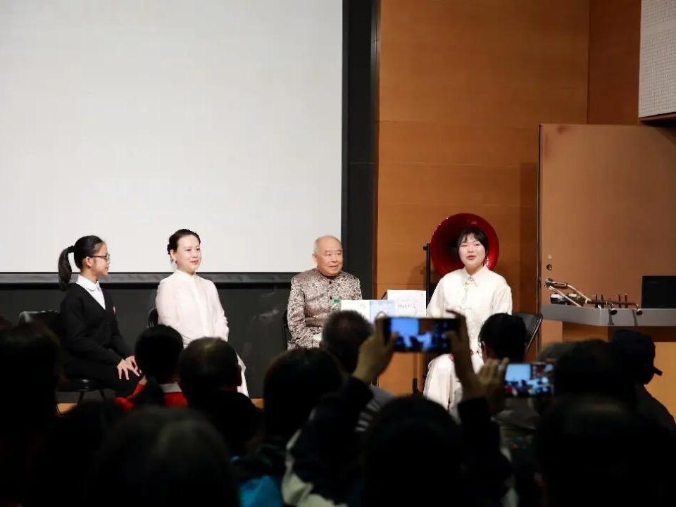 弦歌传薪火 艺韵启新程——民乐系赵元春副教授举办《二胡艺术传承中的“守正创新”——三代二胡人的艺术之路》专题活动