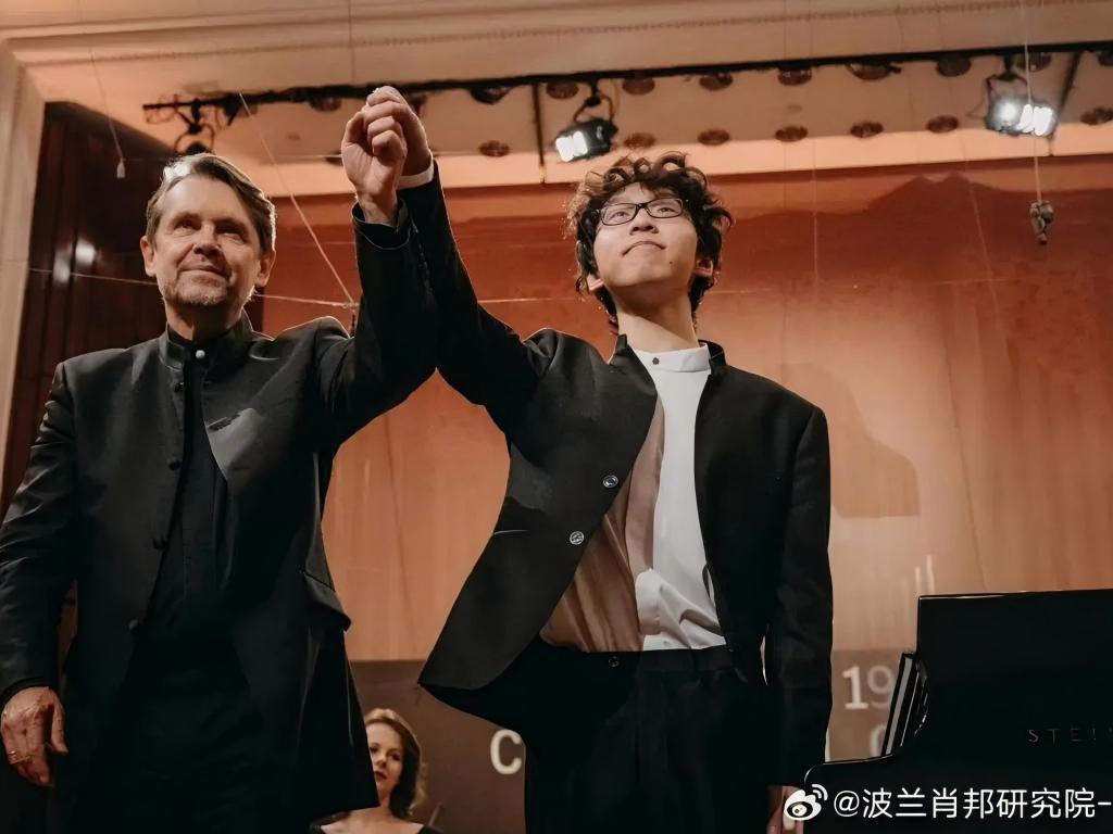 天音骄傲！李天佑在第十九届肖邦国际钢琴比赛斩获最佳波罗乃兹奖