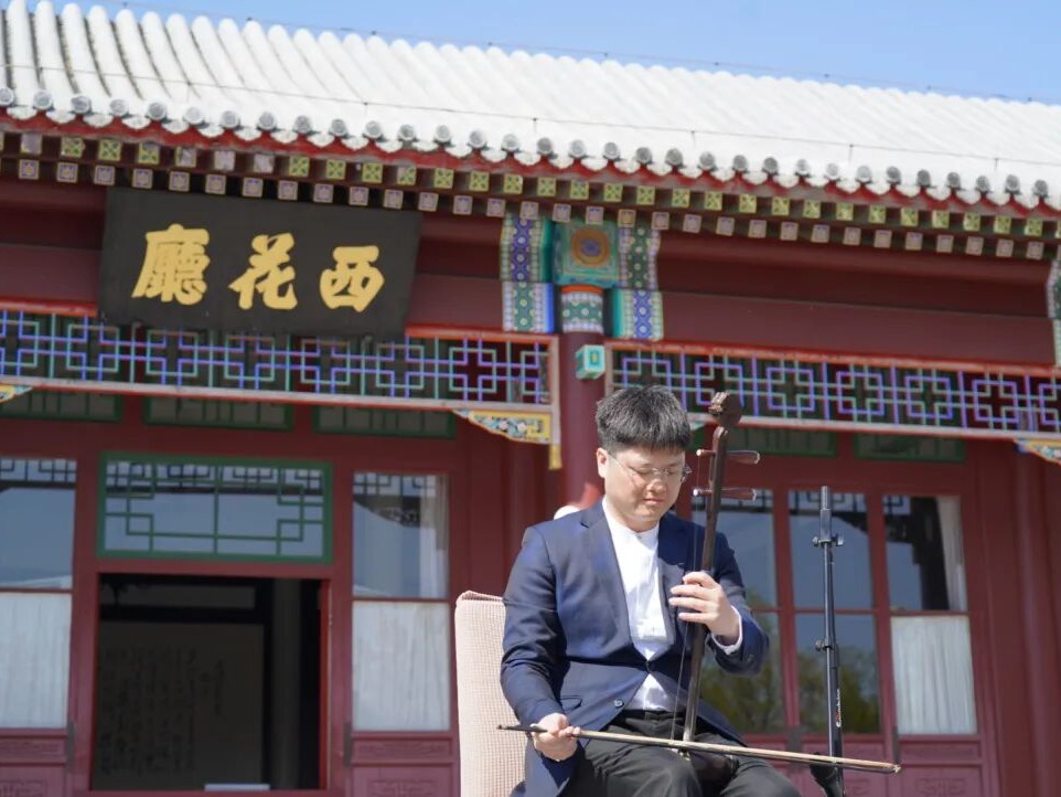 我校师生举办“清风传雅韵 国乐忆伟人”专题活动