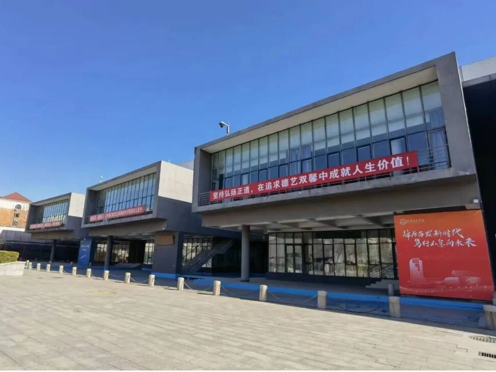 校党委理论学习中心组召开专题学习研讨会 学习贯彻党的二十届四中全会精神