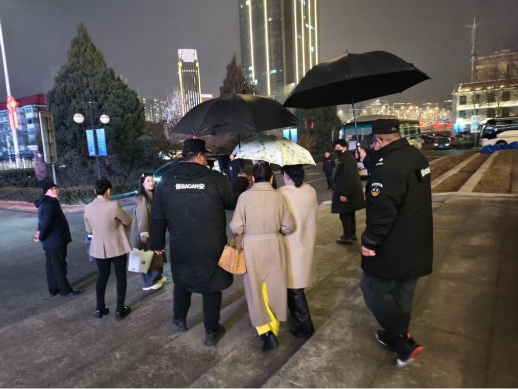 暖心护航本科招生考试 校园安保温情守护逐梦路