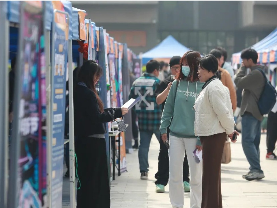 乐启新程 职为你来丨我校成功举办2025年“新艺科”人才春季线下双选会