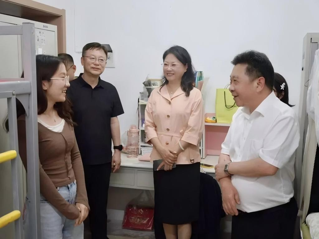 校领导深入“一站式”学生社区开展安全检查并慰问国庆中秋“双节”留宿学生