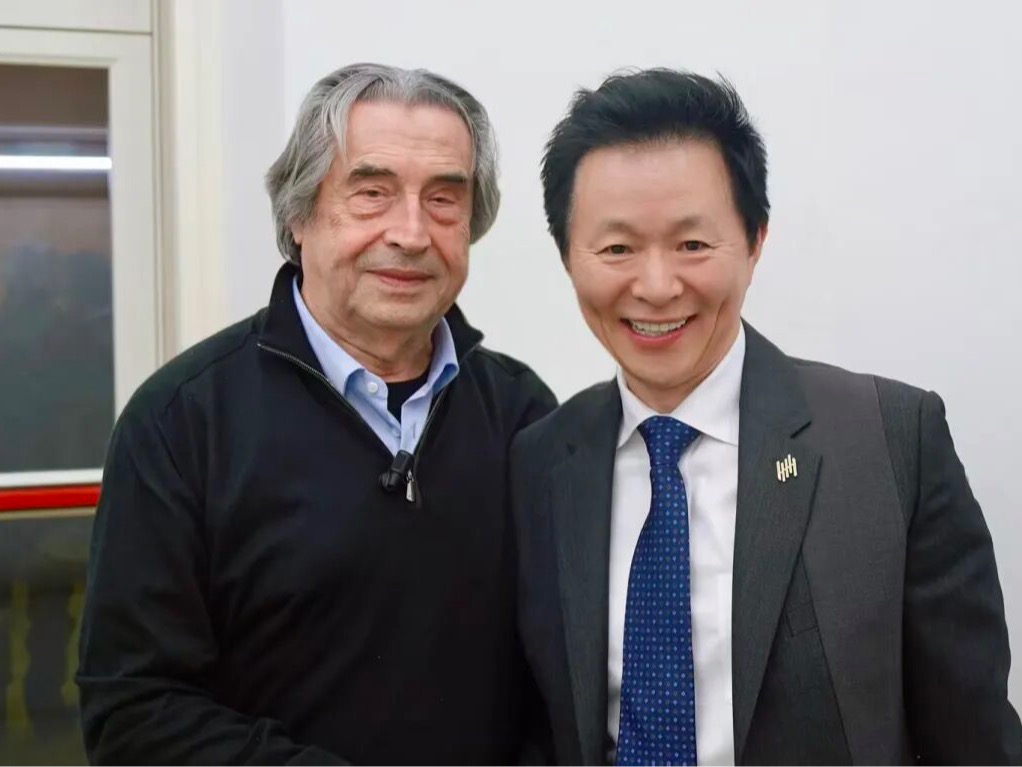 乐驾心桥 情联中意——天津音乐学院院长王宏伟与世界著名指挥家穆蒂在米兰亲切会见