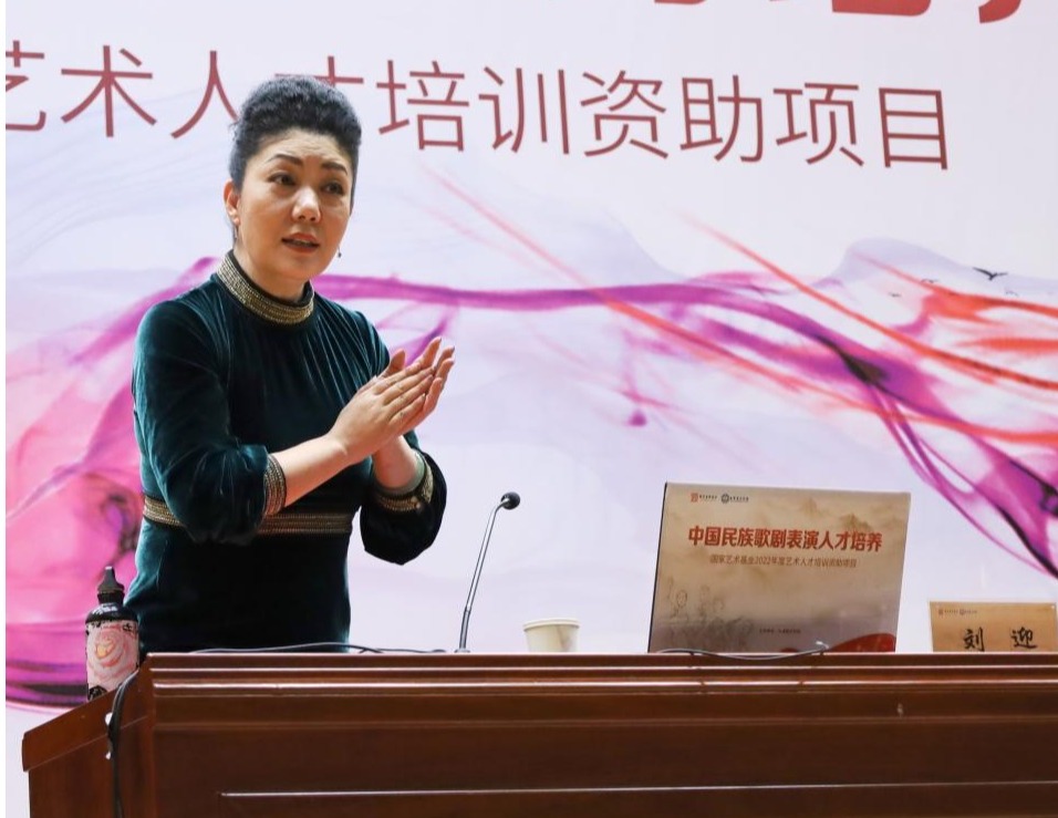 天津曲艺团一级演员刘迎在我校举办《曲艺辙韵与天津时调》专家课