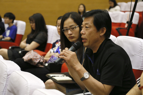 与会代表交流互动
