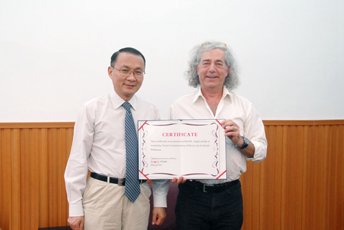 【2015天津五月音乐节】徐昌俊院长向英国德蒙福特大学李•兰迪颁发我院客座教授证书